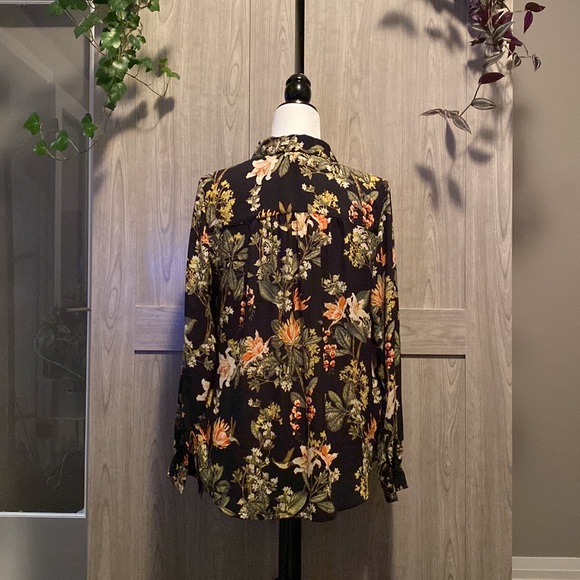 3 for $20 💜 H&M Tropical Blouse - Picture 2 of 3